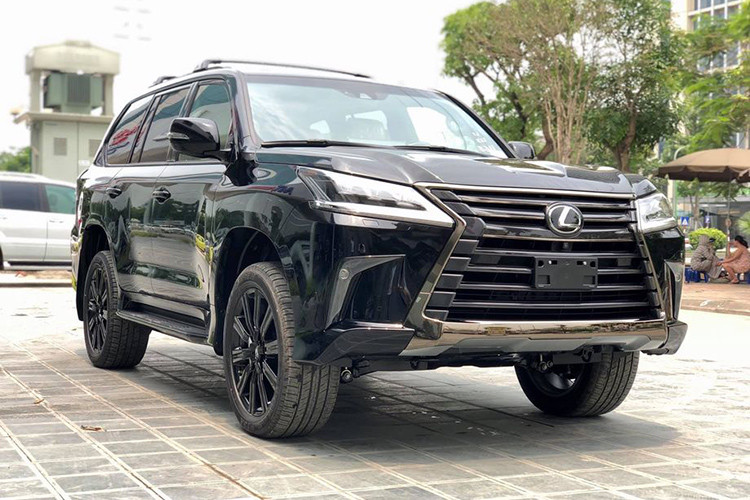 Mức giá xe Lexus LX570 Inspiration Series 2019 đầu tiên đã được một công ty nhập khẩu xe sang ở thủ đô Hà Nội nhập về và chào bán với mức giá hơn 9 tỷ đồng. Như vậy, so với giá bán Lexus LX570 bản tiêu chuẩn đang được phân phối chính hãng giá 7,81 thì nó cao hơn khoảng gần gần 2 tỷ đồng.