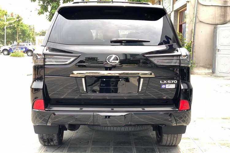 Cụm đèn hậu của Lexus LX570 Inspiration Series 2019 được làm màu khói sáng thay vì màu đỏ như thường thấy để gia tăng tính thể thao và đặc biệt cho phiên bản này. Các chi tiết còn lại như ống xả, cản sau và cánh gió... không khác biệt nhiều so với phiên bản đang bán ra thị trường.