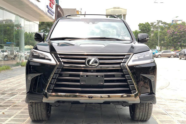 Điểm khác biệt của SUV hạng sang Lexus LX570 Inspiration Series 2019 so với phiên bản tiêu chuẩn ở bên ngoài gồm có "bộ áo" màu đen kỳ bí, phần viền chrome màu vàng đồng bao quanh mặt ca-lăng hình đồng hồ cát tuyệt đẹp, cụm đèn chiếu sáng Full-Led trên mẫu xe này cũng được tạo hiệu ứng đèn màu khói thể thao cho cảm giác cuốn hút đặc biệt. 