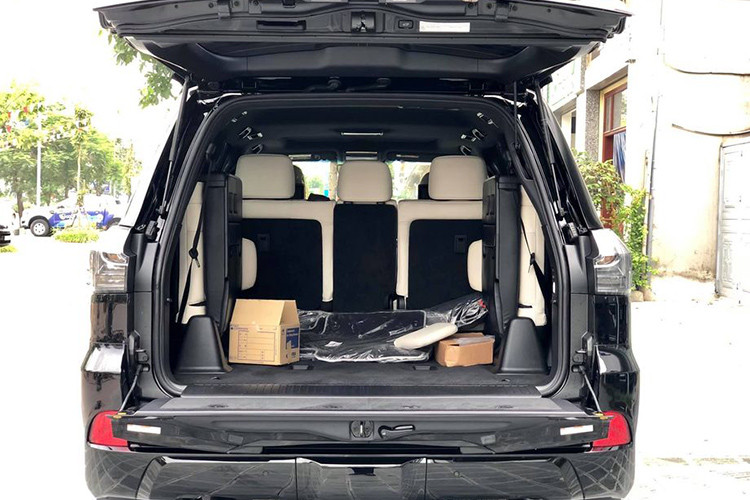 Về truyền động, xe sử dụng động cơ tiêu chuẩn giống với những "người anh em" LX570 khác. Cụ thể, xe được trang bị khối động cơ V8 hút khí tự nhiên 5.7L để cho ra công suất 383 mã lực và mô-men xoắn cực đại 546 Nm. Sức mạnh được truyền xuống 4 bánh (4WD) thông qua hộp số tự động 8 cấp cùng hệ thống điều khiển lực kéo đời mới.