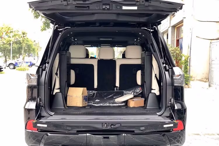 Về truyền động, xe sử dụng động cơ tiêu chuẩn giống với những "người anh em" LX570 khác. Cụ thể, xe được trang bị khối động cơ V8 hút khí tự nhiên 5.7L để cho ra công suất 383 mã lực và mô-men xoắn cực đại 546 Nm. Sức mạnh được truyền xuống 4 bánh (4WD) thông qua hộp số tự động 8 cấp cùng hệ thống điều khiển lực kéo đời mới.