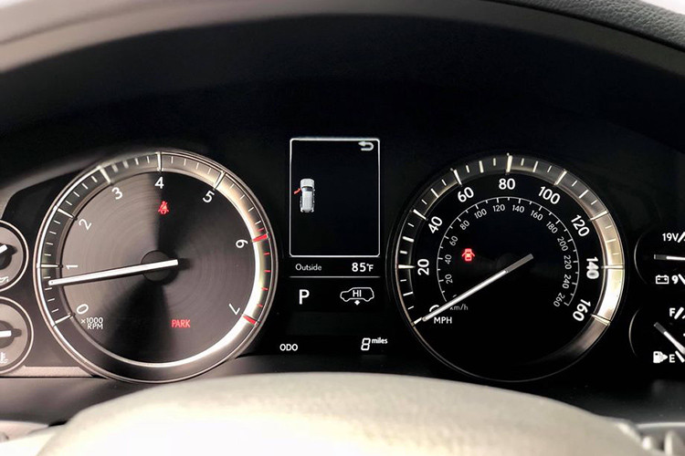 Ngoài ra, các trang bị tiêu chuẩn như hộp lạnh, bộ sạc không dây cho thiết bị di động, màn hình điều hướng 12,3 inch cùng nhiều thiết bị khác cũng không thể thiếu trên "chuyên cơ mặt đất" này. Vô-lăng xe được bọc da ốp gỗ 3 chấu giống như các phiên bản tiêu chuẩn của LX570, bảng đồng hồ kỹ thuật số sắc nét hiển thị đầy đủ thông tin...