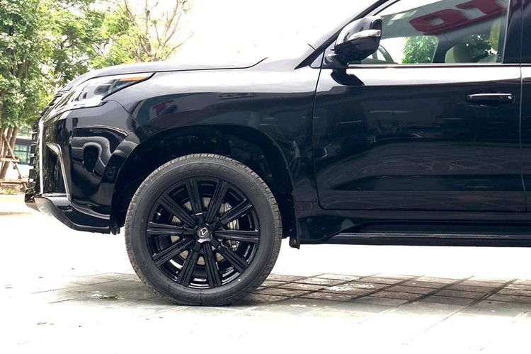 LX570 Inspiration Series 2019 chính thức trình làng tới công chúng toàn cầu hồi tháng 11 năm 2018 tại Mỹ. Cũng giống với các phiên bản Black Edition hay Black Badge trên những mẫu xe Range Rover và Rolls-Royce, phiên bản Inspiration của Lexus LX570 cũng sở hữu phần ngoại thất đen cực kỳ huyền bí và cá tính.