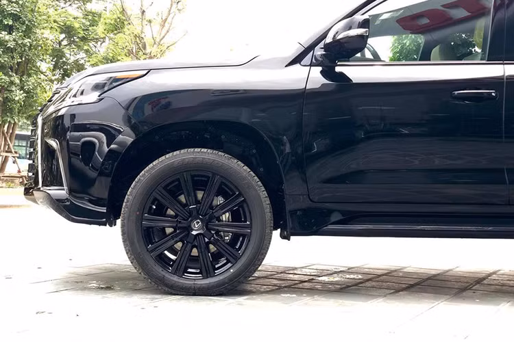 LX570 Inspiration Series 2019 chính thức trình làng tới công chúng toàn cầu hồi tháng 11 năm 2018 tại Mỹ. Cũng giống với các phiên bản Black Edition hay Black Badge trên những mẫu xe Range Rover và Rolls-Royce, phiên bản Inspiration của Lexus LX570 cũng sở hữu phần ngoại thất đen cực kỳ huyền bí và cá tính.