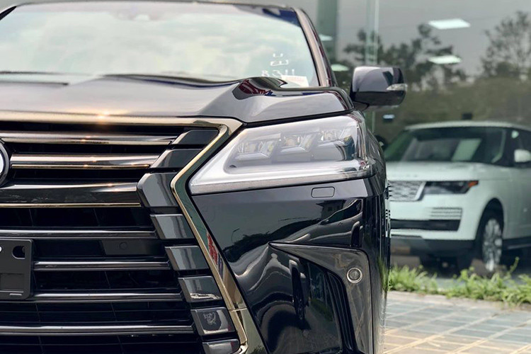 Lexus LX570 Inspiration Series 2019 được trang bị bộ mâm đa chấu kích thước 21 inch sơn đen bóng Black Onyx lạ mắt kết hợp với đường viền chrome tối màu nẹp hông xe, tay nắm cửa sơn đen và đèn welcome light tạo nên "cặp bài trùng" ăn ý về vẻ đẹp của sự huyền bí.