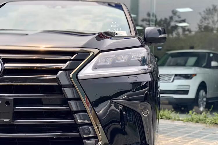 Lexus LX570 Inspiration Series 2019 được trang bị bộ mâm đa chấu kích thước 21 inch sơn đen bóng Black Onyx lạ mắt kết hợp với đường viền chrome tối màu nẹp hông xe, tay nắm cửa sơn đen và đèn welcome light tạo nên "cặp bài trùng" ăn ý về vẻ đẹp của sự huyền bí.