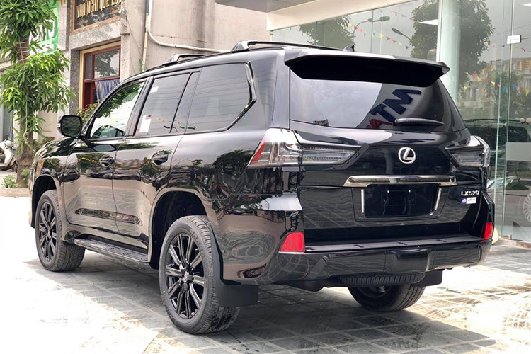 Ngoài ra, xe còn trang bị chế độ lựa chọn địa hình Multi Terrain Select dành riêng cho việc điều khiển xe qua các loại địa hình phức tạp khác nhau. Xe có 5 chế độ lái bao gồm Normal, Eco, Comfort, Sports hay Sports +...