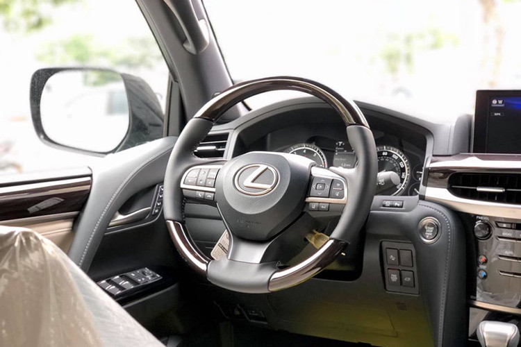 Xe sở hữu thảm lót sàn, thảm lót cốp và bao da chìa khóa cao cấp. Thêm vào đó, LX570 Inspiration 2019 được trang bị ghế trước và hàng ghế thứ 2 tích hợp tính năng thông gió và sưởi ấm, điều hòa 4 vùng, hệ thống giải trí cho ghế sau, hệ thống âm thanh Mark Levinson vòm 19 loa công suất 450 watt và màn hình HUD đa màu.