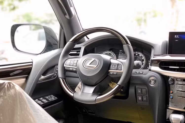 Xe sở hữu thảm lót sàn, thảm lót cốp và bao da chìa khóa cao cấp. Thêm vào đó, LX570 Inspiration 2019 được trang bị ghế trước và hàng ghế thứ 2 tích hợp tính năng thông gió và sưởi ấm, điều hòa 4 vùng, hệ thống giải trí cho ghế sau, hệ thống âm thanh Mark Levinson vòm 19 loa công suất 450 watt và màn hình HUD đa màu.