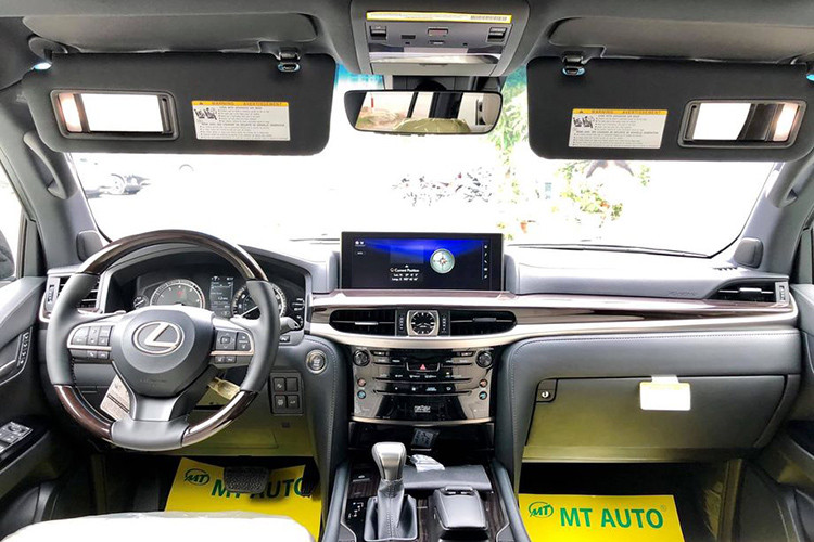 Bước vào bên trong khoang nội thất, Lexus LX570 Inspiration Series 2019 cũng giống như bao phiên bản LX570 2019 khác, sự sang trọng và đẳng cấp vẫn được phát huy lên hàng đầu. Trên phiên bản đặc biệt này, trần xe được làm màu đen, ghế bọc da Moonlight White Semi-Aniline đi kèm với một số chi tiết độc đáo.