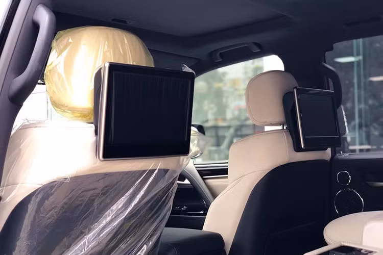 Về trang bị an toàn, LX570 Inspiration Series 2019 được đắp lên mình hàng loạt công nghệ tối tân như hệ thống hỗ trợ lái xe an toàn Lexus Safety System+, bao gồm các tính năng: cảnh báo trước va chạm với tính năng phát hiện người đi bộ, kiểm soát hành trình tích hợp radar, đèn pha thông minh, cảnh báo đi chệch làn đường, giám sát điểm mù và hệ thống cảnh báo phương tiện cắt ngang.