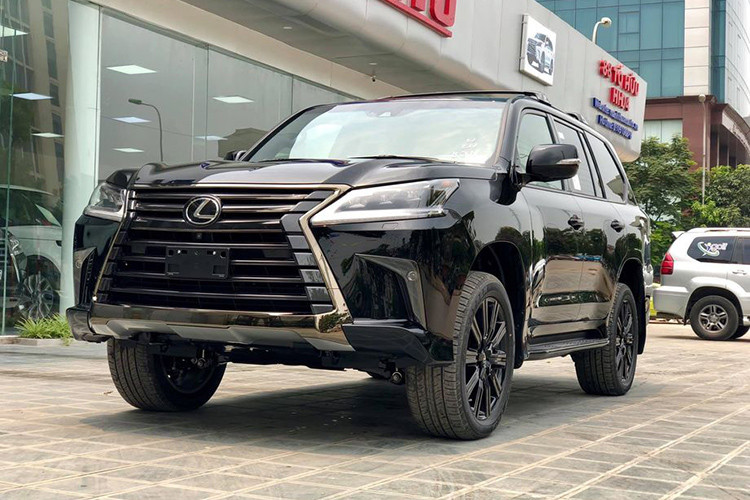 Mới đây siêu phẩm SUV Lexus LX570 Inspiration Series 2019 đầu tiên đã được một công ty nhập khẩu xe sang ở thủ đô Hà Nội nhập về, so sánh với phiên bản tiêu chuẩn chính hãng và những trang bị sẵn có trên phiên bản Inspiration này được xem là độc nhất tại Việt Nam ở thời điểm hiện tại.