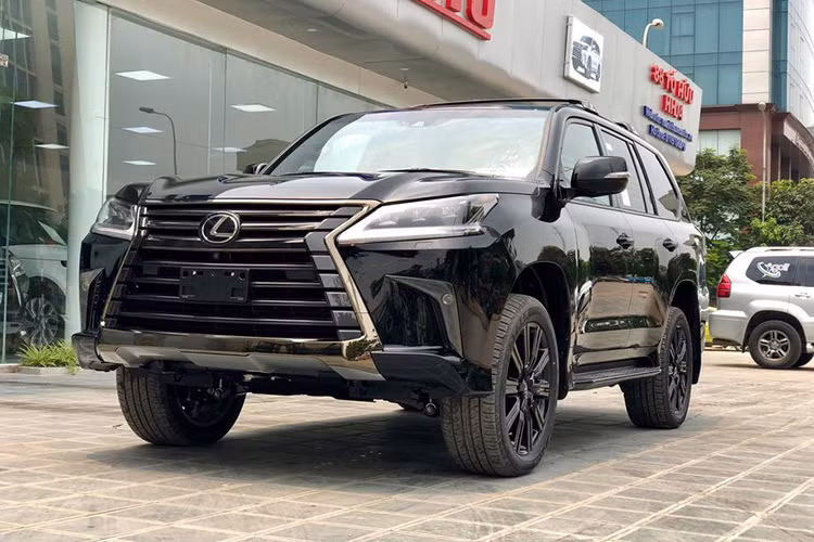 Mới đây siêu phẩm SUV Lexus LX570 Inspiration Series 2019 đầu tiên đã được một công ty nhập khẩu xe sang ở thủ đô Hà Nội nhập về, so sánh với phiên bản tiêu chuẩn chính hãng và những trang bị sẵn có trên phiên bản Inspiration này được xem là độc nhất tại Việt Nam ở thời điểm hiện tại.