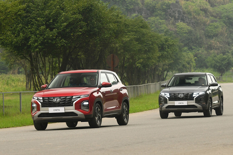  Hyundai Creta: 1.218 xe Dù giảm nhẹ 17 xe so với tháng trước, nhưng với 1.218 xe bán ra trong tháng 11, Hyundai Creta là một trong 10 mẫu xe bán chạy nhất. Trong 11 tháng qua, Hyundai Creta bán ra 8.766 xe, doanh số xếp thứ 8 toàn thị trường. Hyundai Creta phân phối tại Việt Nam hiện được lắp ráp trong nước thay vì nhập khẩu từ Indonesia. 