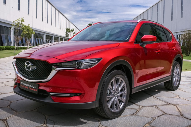  Mazda CX-5: 1.727 xe Dù giảm mạnh gần 500 xe so với tháng trước, nhưng với doanh số 1.727 xe bán ra Mazda CX-5 vẫn là mẫu ôtô bán chạy nhất Việt Nam trong tháng 11/2023. Đây là tháng thứ tư Mazda CX-5 giữ ngôi vương toàn thị trường. Cộng dồn doanh số từ đầu năm đến nay, Mazda CX-5 bán được 14.758 xe. 
