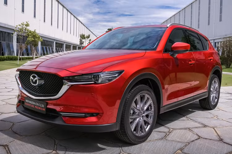  Mazda CX-5: 1.727 xe Dù giảm mạnh gần 500 xe so với tháng trước, nhưng với doanh số 1.727 xe bán ra Mazda CX-5 vẫn là mẫu ôtô bán chạy nhất Việt Nam trong tháng 11/2023. Đây là tháng thứ tư Mazda CX-5 giữ ngôi vương toàn thị trường. Cộng dồn doanh số từ đầu năm đến nay, Mazda CX-5 bán được 14.758 xe. 