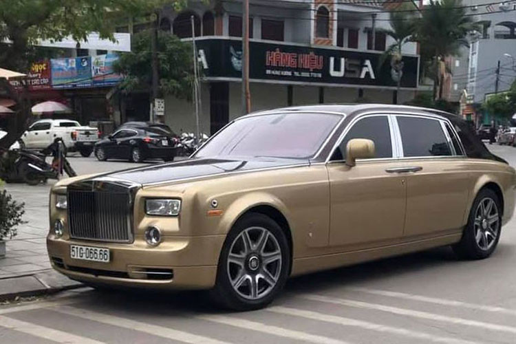 Mới đây, những hình ảnh về mẫu xe siêu sang Rolls-Royce Phantom 2 tông màu độc đáo thuộc thế hệ thứ 7 và mang biển số tứ quý 6 liên tục lăn bánh trên đất Quảng Ninh đã thu hút sự quan tâm đông đảo từ cộng đồng mạng trong nước. Được biết, một vị đại gia "đất mỏ" đã tậu chiếc xe siêu sang Anh Quốc này từ một showroom ở TP HCM.