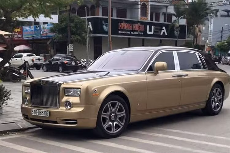 Mới đây, những hình ảnh về mẫu xe siêu sang Rolls-Royce Phantom 2 tông màu độc đáo thuộc thế hệ thứ 7 và mang biển số tứ quý 6 liên tục lăn bánh trên đất Quảng Ninh đã thu hút sự quan tâm đông đảo từ cộng đồng mạng trong nước. Được biết, một vị đại gia "đất mỏ" đã tậu chiếc xe siêu sang Anh Quốc này từ một showroom ở TP HCM.