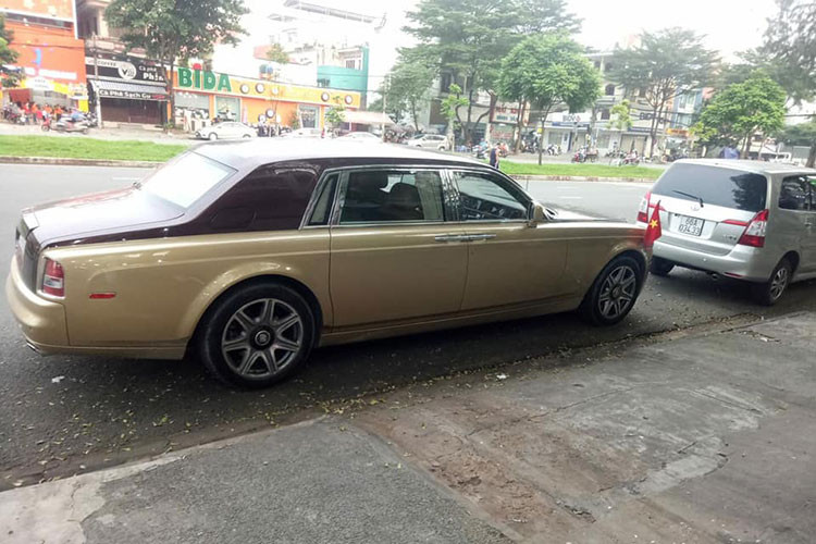 Tại Việt Nam, các mẫu xe của hãng siêu xe Anh Quốc như Phantom, Wraith, Ghost đều không phải dạng hiếm. Tuy nhiên, để bắt gặp một mẫu Rolls-Royce Phantom sở hữu 2 tông màu ngoại thất vàng-nâu cùng cặp biển số tứ quý 6 cực đẹp như thế này lại là điều không hề dễ dàng.