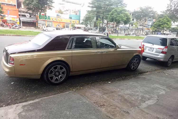 Tại Việt Nam, các mẫu xe của hãng siêu xe Anh Quốc như Phantom, Wraith, Ghost đều không phải dạng hiếm. Tuy nhiên, để bắt gặp một mẫu Rolls-Royce Phantom sở hữu 2 tông màu ngoại thất vàng-nâu cùng cặp biển số tứ quý 6 cực đẹp như thế này lại là điều không hề dễ dàng.