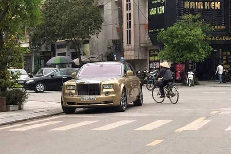 Rolls-Royce Phantom thế hệ thứ 7 được hãng siêu xe hạng sang nước Anh trang bị khối động cơ V12 hút khí tự nhiên với dung tích 6,75 lít cho công suất 453 mã lực và dù có nặng tới hơn 2,5 tấn, siêu xe hạng sang này vẫn có thể tăng tốc từ 0-100km/h chỉ trong 5,9 giây.