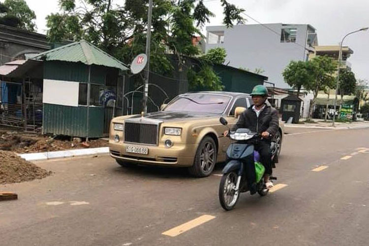 Chiếc Rolls-Royce Phantom trong bài biết này thuộc thế hệ cũ. Hiện tại trên thị trường Việt, mẫu xe qua sử dụng hiện đang có giá rao bán từ 8 đến 12 tỷ đồng - tuy nhiên, một chiếc xe biển đẹp thì mức giá lại hoàn taonf khác. Giá xe Rolls-Royce Phantom chính hãng tại Việt Nam hiện ở mức trên 25 đến gần 30 tỷ đồng.