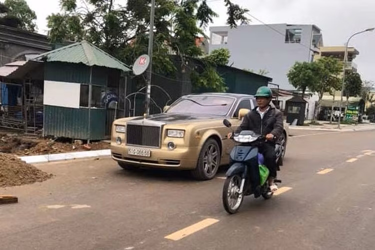 Chiếc Rolls-Royce Phantom trong bài biết này thuộc thế hệ cũ. Hiện tại trên thị trường Việt, mẫu xe qua sử dụng hiện đang có giá rao bán từ 8 đến 12 tỷ đồng - tuy nhiên, một chiếc xe biển đẹp thì mức giá lại hoàn taonf khác. Giá xe Rolls-Royce Phantom chính hãng tại Việt Nam hiện ở mức trên 25 đến gần 30 tỷ đồng.