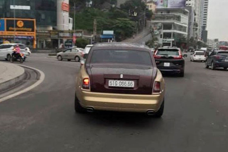 Kể từ đó, chẳng mấy khi người người đi đường bắt gặp mẫu xe này lăn bánh trên phố nữa. Tuy nhiên, sau khi về garage của vị đại gia Quảng Ninh, chiếc Rolls-Royce Phantom biển khủng này được chủ nhân mới cho lăn bánh và xuất hiện trên đường khá nhiều.