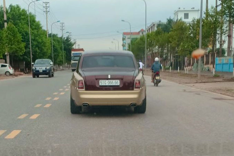 Sau khi về chủ nhân mới ở Quảng Ninh, chiếc Rolls-Royce Phantom vẫn giữ nguyên biển số tứ quý 6. Với biển đẹp như vậy, có lẽ khó có chủ xe nào nỡ thay bằng một biển số mới, trừ khi đẹp hơn.