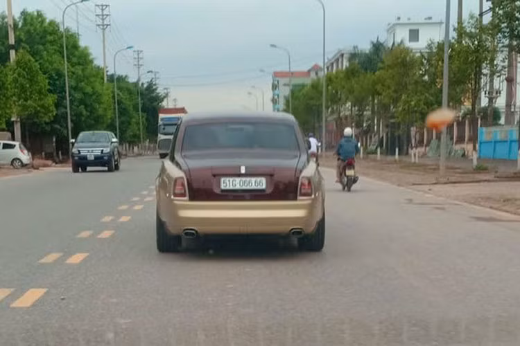 Sau khi về chủ nhân mới ở Quảng Ninh, chiếc Rolls-Royce Phantom vẫn giữ nguyên biển số tứ quý 6. Với biển đẹp như vậy, có lẽ khó có chủ xe nào nỡ thay bằng một biển số mới, trừ khi đẹp hơn.