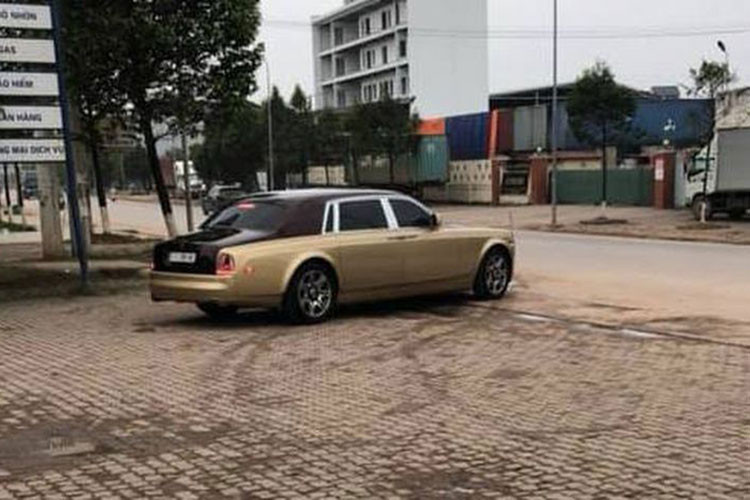 Rolls-Royce Phantom là mẫu xe được xe là chuẩn mực của dòng xe sang. Ở thế hệ thứ 7, xe được giới chuyên môn đánh giá cao về nhiều mặt. Xe vẫn mang thiết kế hình hộp vuông vức đặc trưng của hãng. Lưới tản nhiệt của xe được mạ crome làm thủ công hoàn toàn bằng tay, bộ mâm hợp kim đa chấu với biểu tượng RR luôn đứng thẳng dù bánh xe xoay.