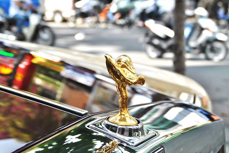 Theo tìm hiểu, trước khi về tay đại gia Quảng Ninh, chiếc xe siêu sang Rolls-Royce Phantom biển tứ quý 6 này từng thuộc sở hữu của một đại gia sinh sống tại TP HCM, sau đó xe được bán lại cho một showroom chuyên kinh doanh xe nhập khẩu ở Quận 5 và nằm ở đó một thời gian khá dài.