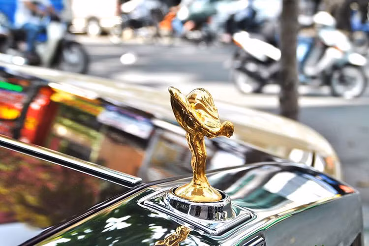 Theo tìm hiểu, trước khi về tay đại gia Quảng Ninh, chiếc xe siêu sang Rolls-Royce Phantom biển tứ quý 6 này từng thuộc sở hữu của một đại gia sinh sống tại TP HCM, sau đó xe được bán lại cho một showroom chuyên kinh doanh xe nhập khẩu ở Quận 5 và nằm ở đó một thời gian khá dài.