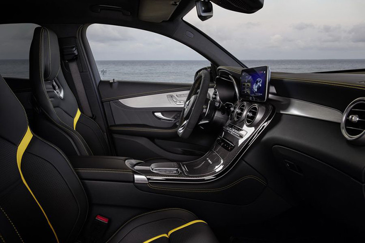 Bên cạnh đó, Mercedes cũng giới thiệu một vài tùy chọn như hệ thống phanh gốm và chất liệu tổng hợp (Composite) hiệu suất cao của AMG đi kèm các kẹp phanh 6 pitston màu đồng - chỉ có trên 63 S, tùy chọn này có giá 4.285 bảng Anh (tương đương 127 triệu đồng).