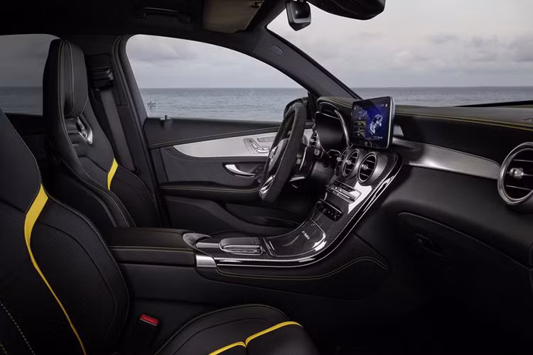 Bên cạnh đó, Mercedes cũng giới thiệu một vài tùy chọn như hệ thống phanh gốm và chất liệu tổng hợp (Composite) hiệu suất cao của AMG đi kèm các kẹp phanh 6 pitston màu đồng - chỉ có trên 63 S, tùy chọn này có giá 4.285 bảng Anh (tương đương 127 triệu đồng).