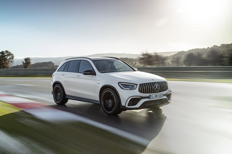 Tại Anh, các trang bị tiêu chuẩn đáng chú ý trên GLC 63 2020 gồm có hệ thống treo khí nén, bộ vi sai chống trượt điện tử phía sau, la-zăng hợp kim 19 inch, hỗ trợ đỗ xe chủ động, hệ thống thông tin giải trí MBUX tích hợp định vị, đèn nền nội thất, các ghế thể thao AMG...