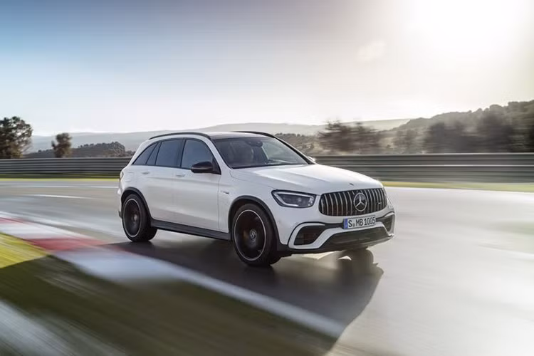 Tại Anh, các trang bị tiêu chuẩn đáng chú ý trên GLC 63 2020 gồm có hệ thống treo khí nén, bộ vi sai chống trượt điện tử phía sau, la-zăng hợp kim 19 inch, hỗ trợ đỗ xe chủ động, hệ thống thông tin giải trí MBUX tích hợp định vị, đèn nền nội thất, các ghế thể thao AMG...