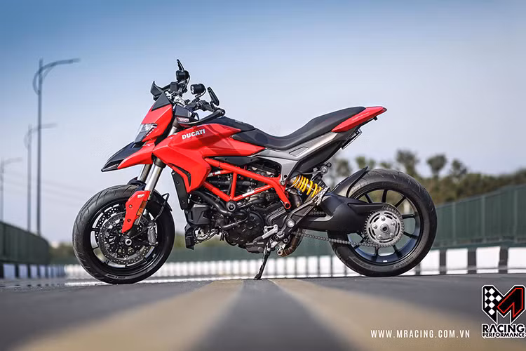 Là một sự pha trộn độc đáo giữa sức mạnh của khối động cơ Testastretta mới cùng hệ thống làm mát bằng dung dịch hoàn toàn đạt tiêu chuẩn khí thải Euro4 và phong cách thiết kế tối giản lấy cảm hứng bắt nguồn từ thế giới của những chiếc supermotard... chiếc xe có khả năng đáp mọi nhu cầu đa đạng của người chơi xe môtô phân khối lớn.