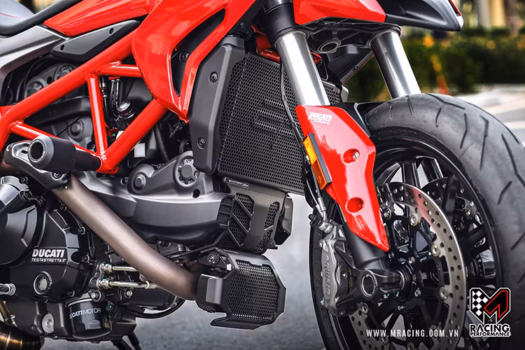 Mẫu xe này không được độ quá nhiều nhưng khá tinh tế và thể thao khi thêm kiếng gù CRG, đèn led L4 trợ sáng, bảo vệ hệ thống tản nhiệt Evotech Performance - cùng với bộ chống đổ trước cùng thương hiệu.