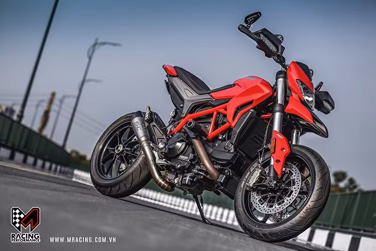 Mạnh mẽ, linh hoạt và thể thao - mẫu xe môtô Ducati Hypermotard 939 là một sự pha trộn độc đáo giữa sức mạnh của khối động cơ Desmodromic cùng phong cách thiết kế tối giản lấy cảm hứng bắt nguồn từ thế giới của những chiếc supermotard. Mẫu xe này sở hữu khả năng đáp mọi nhu cầu đa đạng của người chơi xe môtô hiện nay.