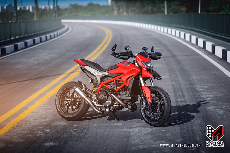 Hyperstrada 939 là mẫu môtô đã lần đầu tiên trình làng trong triển lãm EICMA 2015 để thay thế người đàn anh sở hữu động cơ 821cc. Mẫu xe này hiện đang được Ducati Việt Nam phân phối chính hãng với mức giá khoảng 487 triệu đồng. Xe được Ducati Việt Nam bán ra chính hãng tại thị trường Việt đều được bảo hành 2 năm không giới hạn Km. 