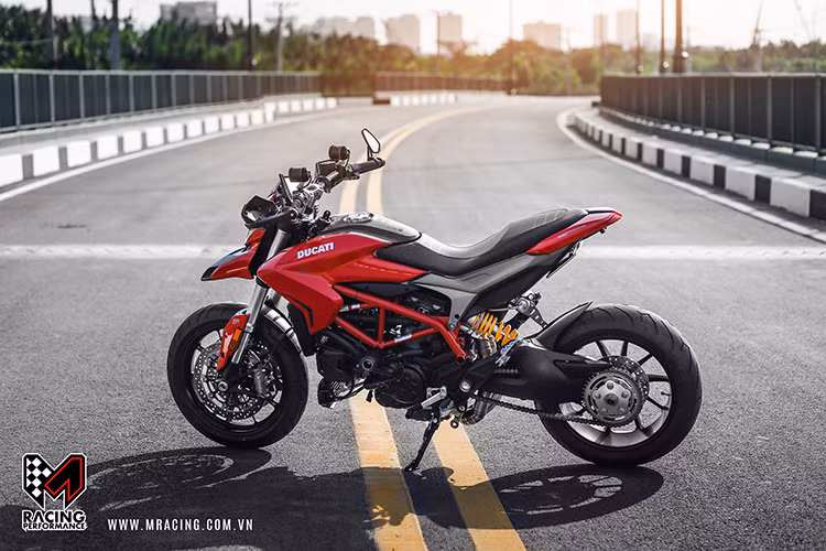 Trong vẻ ngoài gọn gàng, cứng cáp nhưng cũng không kém phần thể thao - chiếc xe được mệnh danh "chiến binh đường phố" Ducati Hypermotard 939 của một biker tại TP HCM đã trở nên bắt mắt hơn rất nhiều khi được trang bị thêm hàng loạt những đồ chơi, phụ kiện hàng hiệu có giá trị.