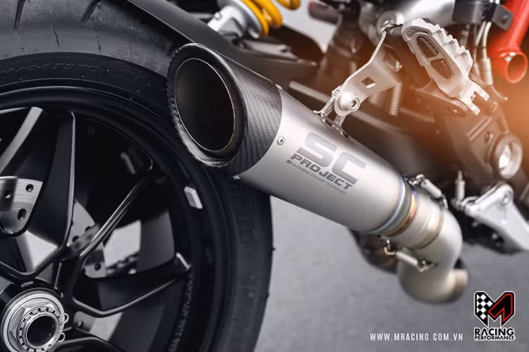 Nâng cấp lớn nhất trên Hypermotard phiên bản mới này, đó là động cơ L-Twin Testastretta II với góc nghiêng 11 độ đã được nâng dung tích lên từ 821 thành 937cc. Với động cơ mới làm mát bằng chất lỏng, xe đạt công suất 113 mã lực tại vòng tua máy 9.000 vòng/phút và mô-men xoắn cực đại 98 Nm tại 7.500 vòng/phút. Hộp số 6 cấp.