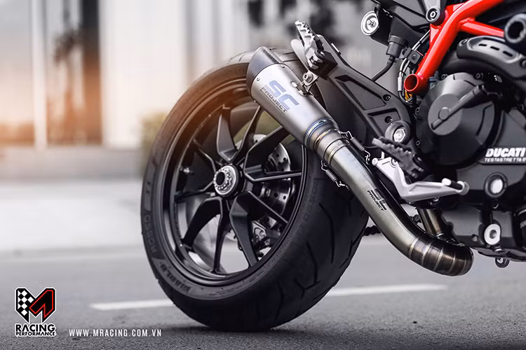 Trên chiếc xe môtô đa địa hình này, người chơi cũng đã tăng thêm uy lực cho nó với hệ thống ống xả SC Project. Bên cạnh đó các chi tiết khác như dây dầu, ốc kiểng,... cũng được trang bị thêm. Mặc dù không được độ full đồ chơi nhưng nó lại khá đẹp và tinh tế.