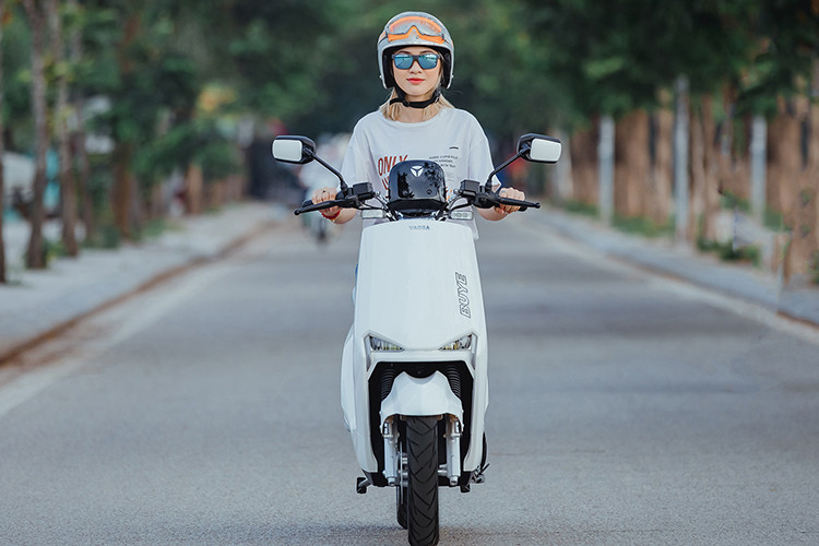 Phần yếm đầu xe vuốt thẳng, nổi bật lên hai mắt đèn pha hình tam giác mạnh mẽ. Logo BuyE nổi bật ở phần yếm trước, giúp thu hút ánh nhìn và dễ dàng phân biệt được mẫu xe này khi di chuyển trên đường. Thân xe với những đường vuốt dập nổi dạng V tinh tế, kéo dài tới đuôi xe tăng cường tính khí động học.