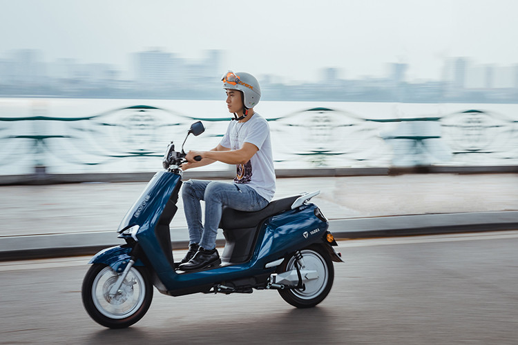 BuyE có động cơ đạt chỉ số chống nước IPX7 phù hợp với điều kiện thời tiết mưa nhiều tại Việt Nam. Vì vậy, xe BuyE có thể lội nước ở mực nước 0,5 mét liên tục trong 30 phút mà vẫn đảm bảo an toàn. Xe có hai chế độ lái gồm: Eco có thể chạy với tốc độ tối đa 45km/h và Comfort có thể đạt vận tốc tối đa 55km/h, phù hợp với việc di chuyển trong đô thị.