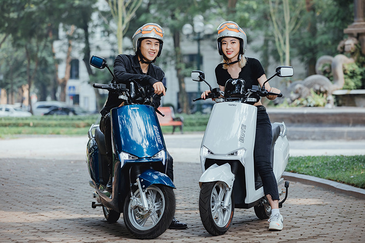 Giá xe máy điện YADEA BuyE hiện đã được bán ra thị trường với mức tham khảo là 21,99 triệu đồng, đi kèm chế độ bảo hành 5 sao trên toàn quốc. Đặc biệt, khách hàng mua xe được bảo hành 1 đổi 1 trong 15 ngày nếu có lỗi từ nhà sản xuất. Thời gian bảo hành ắc-quy lên tới 18 tháng, động cơ 26 tháng, là thời gian bảo hành tốt nhất thị trường hiện nay.