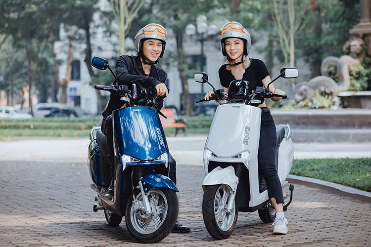 Giá xe máy điện YADEA BuyE hiện đã được bán ra thị trường với mức tham khảo là 21,99 triệu đồng, đi kèm chế độ bảo hành 5 sao trên toàn quốc. Đặc biệt, khách hàng mua xe được bảo hành 1 đổi 1 trong 15 ngày nếu có lỗi từ nhà sản xuất. Thời gian bảo hành ắc-quy lên tới 18 tháng, động cơ 26 tháng, là thời gian bảo hành tốt nhất thị trường hiện nay.