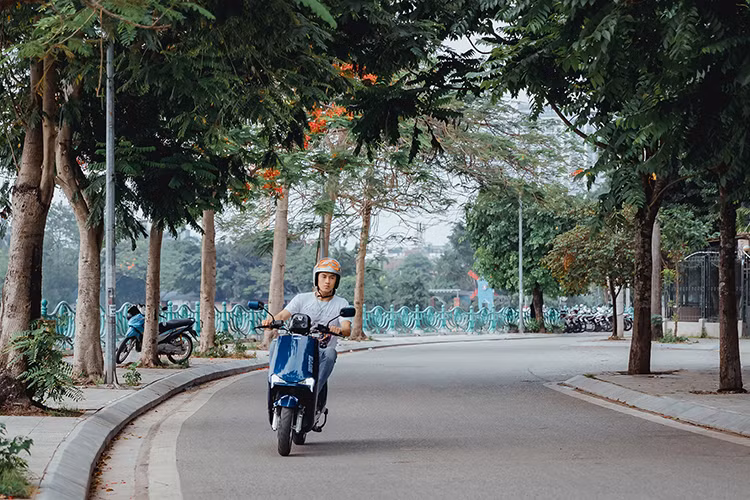 Hệ thống phanh của BuyE vượt trội hơn so với các mẫu xe máy điện cùng phân khúc trên thị trường. BuyE được đầu tư hệ thống phanh đĩa với piston đối xứng cho cả bánh trước và bánh sau. Cụm phanh được thiết kế để mang tới lực phanh theo cả hai hướng đối lập, qua đó cung cấp lực phanh mạnh mẽ, nhạy và ổn định. Phanh đĩa của xe là má phanh bằng đồng siêu chống mòn, giúp tăng lực phanh, giảm lượng hao mòn xuống dưới 0,4mm.