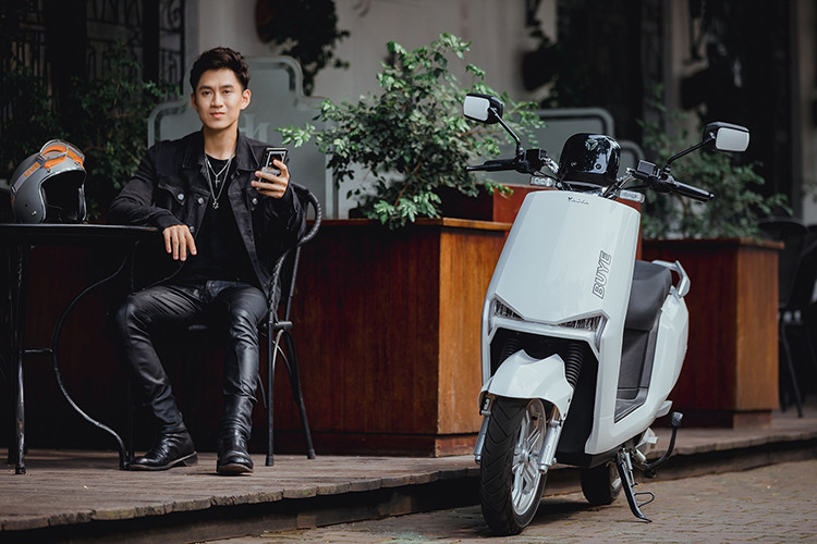 Vỏ ngoài của ắc-quy Graphene trên xe BuyE sử dụng nhựa ABS tăng cường nano đặc biệt, giúp ắc-quy chịu được nhiệt độ cao, chống va đập, chống rò rỉ, bảo vệ tuổi thọ ắc-quy gấp 3 - 4 lần so với ắc-quy thông thường. Xe được trang bị hệ thống đèn LED toàn xe, mang đến hiệu năng chiếu sáng tốt và tăng tính thẩm mỹ hơn so với đèn halogen truyền thống. 